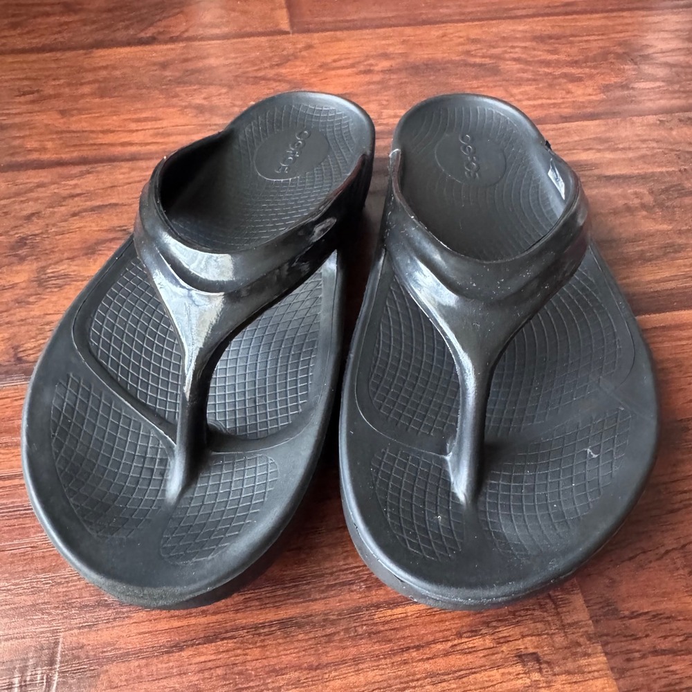 OOFOS OOlala Recovery Sandals Women Size 8 Black Glossy Thong Flip Flops Comfort